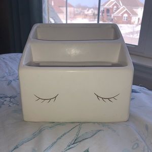 Ceramic makeup holder